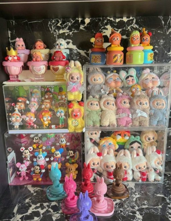 安福相册 杜淳妻子王灿晒Labubu潮玩保藏：明星效应与糜费争议并存