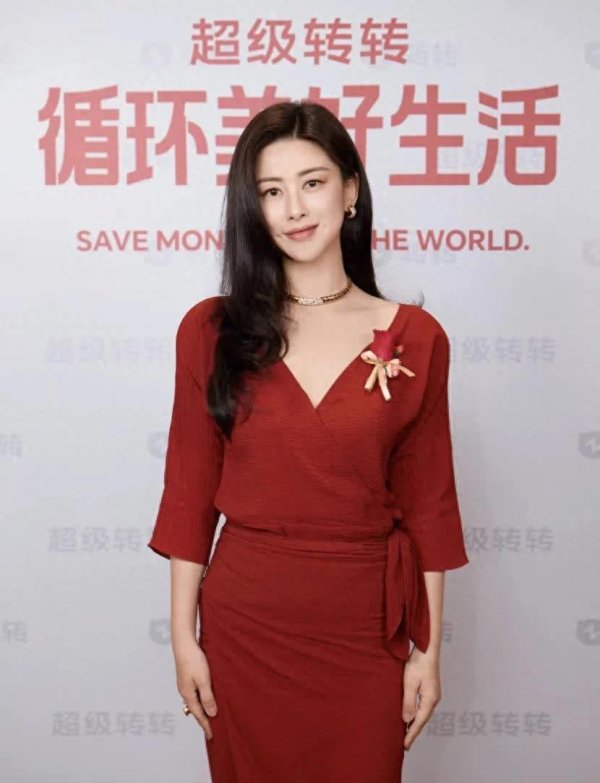 安福相册 40岁朱珠穿红裙出头优雅大气，不愧是全球最好意思样子