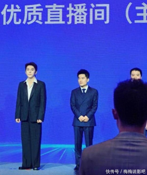 安福相册 董宇辉、李佳琦现身合肥初次同框，一个想如涌泉，一个满屏疾苦