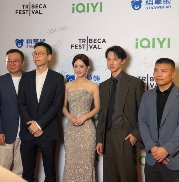 安福相册 赵丽颖杀疯纽约翠贝卡！首穿阿玛尼高定，这排面内娱唯一份