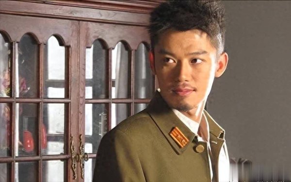 安福相册 原本他是日本东谈主，与刘亦菲同班不同命，演《长安的荔枝》终翻红