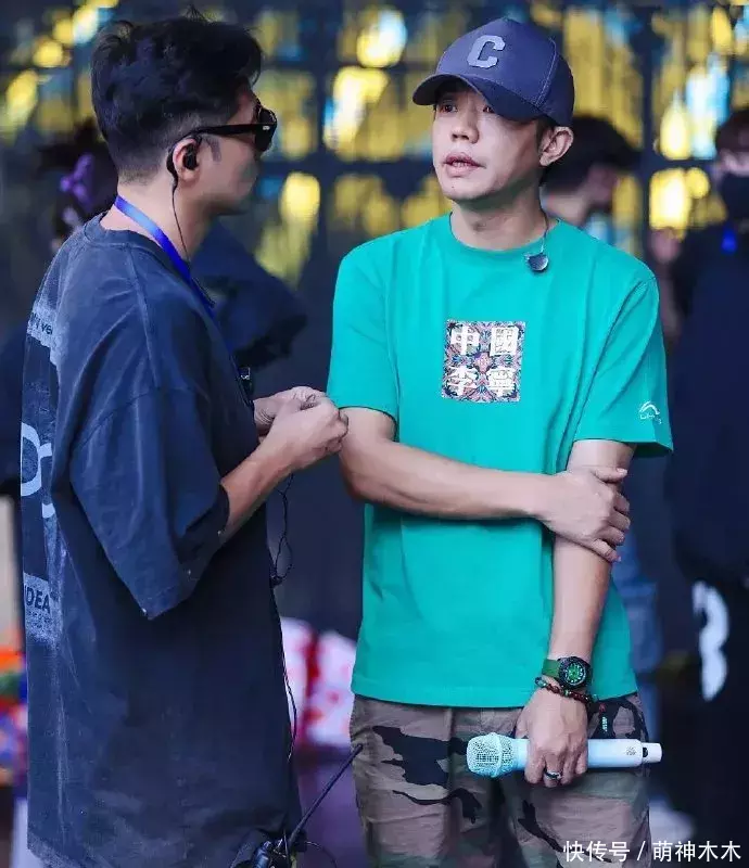 安福相册 女歌手ALin卷入腕表风云！穿过曾毅同款图案服装，态度也被质疑