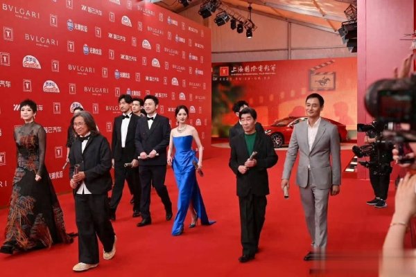 安福相册 杨幂手握荔枝着蓝裙亮相上影节，好意思成红毯女王！