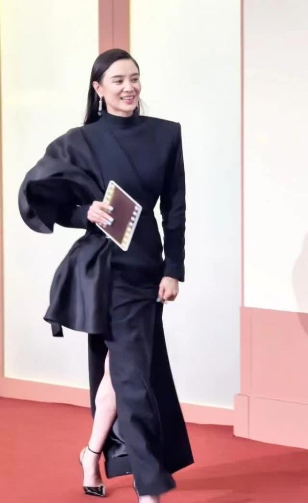 安福相册 宋佳惊艳亮相微博电影之夜，玄色投降开启先锋新纪元！