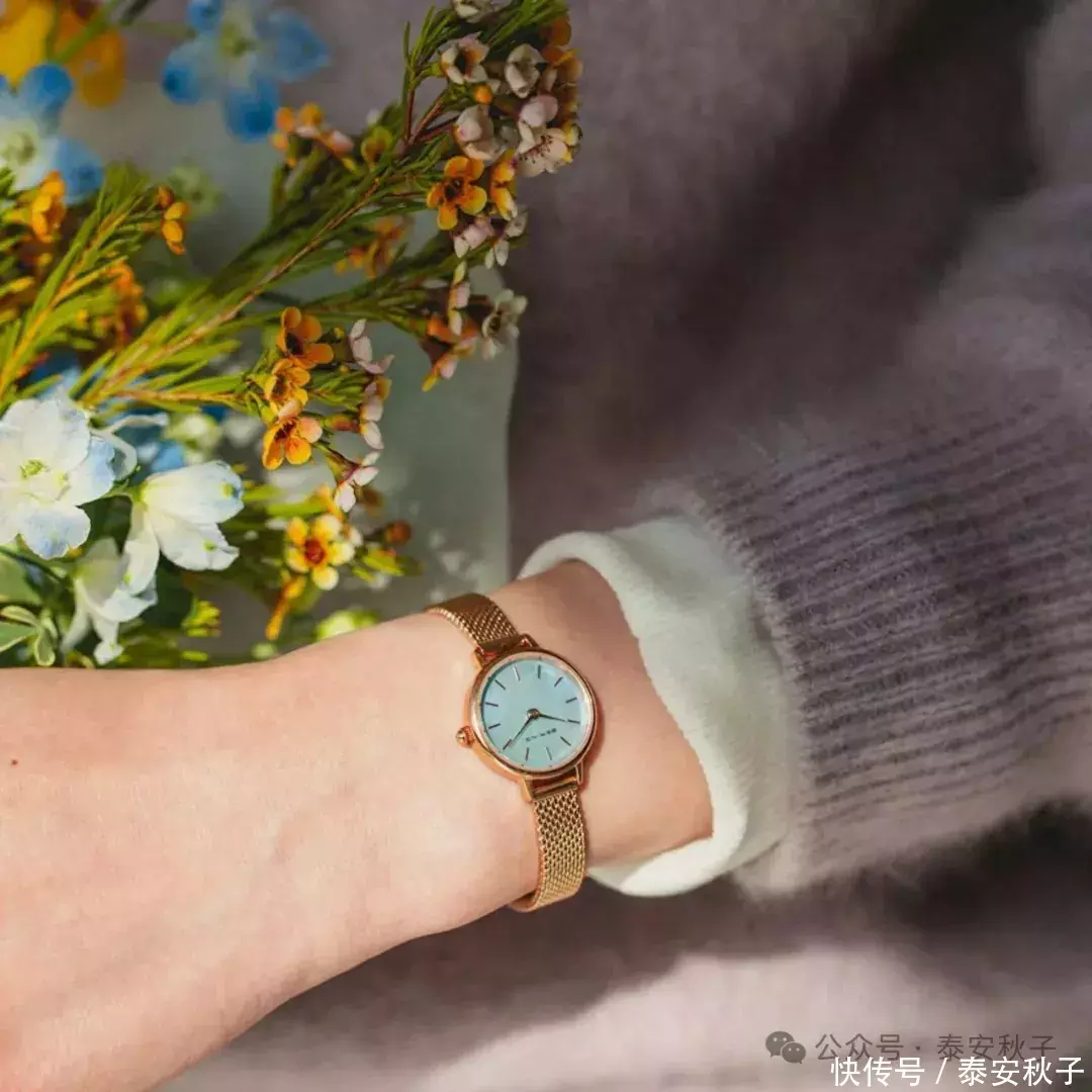 安福相册 50岁以后，别穿“太花、太紧”外出！衣松、妆淡、发短才是真高等