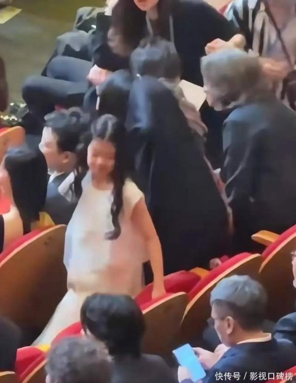 安福相册 醒醒出席《酱园弄》首映礼，她客串了！父亲节汪峰遛娃二女儿同业