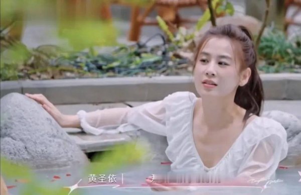 安福相册 黄圣依裸露生两胎均安产且未打麻药，直言生孩子很奏凯