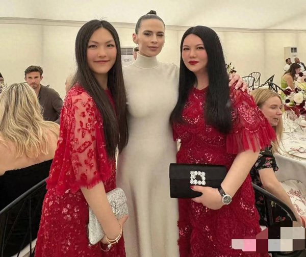 安福相册 李湘带15岁王诗龄干涉酒会，大红裙打扮被指俗气像35岁