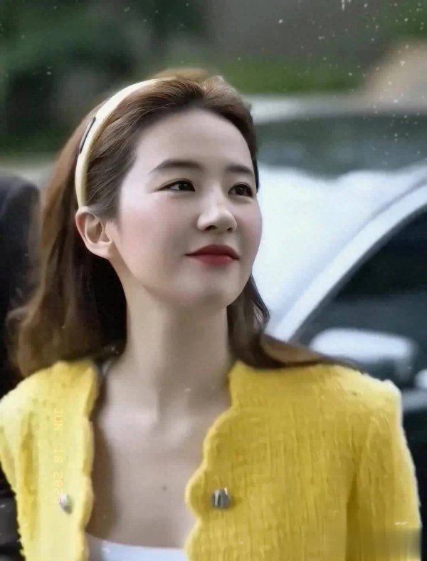 莆田安福相册 刘亦菲逛阛阓被偶遇，素颜穿黄裙，梦回黄亦玫情景超好！