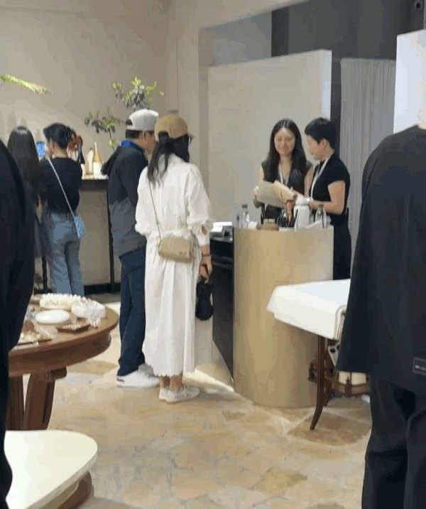 莆田安福相册 郭晶晶进展打扮，白衬衫裙清亮温文，眼下鞋子引争议