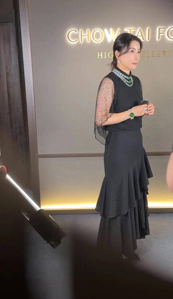 莆田安福相册 郭晶晶霍启刚上海逛街，郭穿60元鞋接地气男方瘦不少