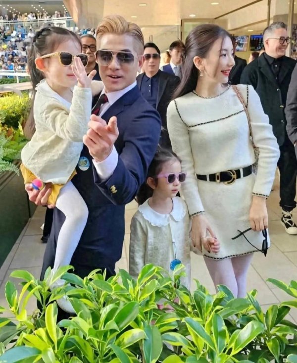 安福相册 59岁郭富城宣布方媛怀三胎，因故乡添丁习俗遭网友嘲讽