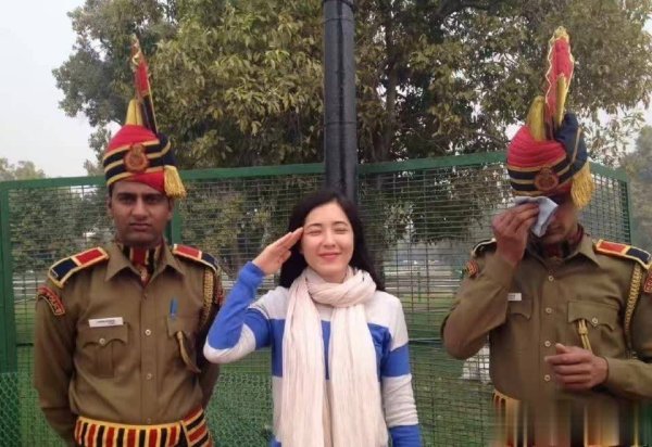 莆田安福相册 稀稀拉拉的粉丝上热搜，礼物风云扯破信任，曾黎口碑亟待缔造！