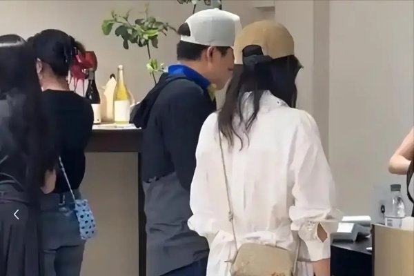 莆田安福相册 43岁郭晶晶上海活动穿白装，戴眼镜侧颜好意思翻！