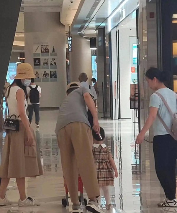 安福相册 任重好爸爸实锤！紧牵学步女儿逛市集，孙骁骁同业