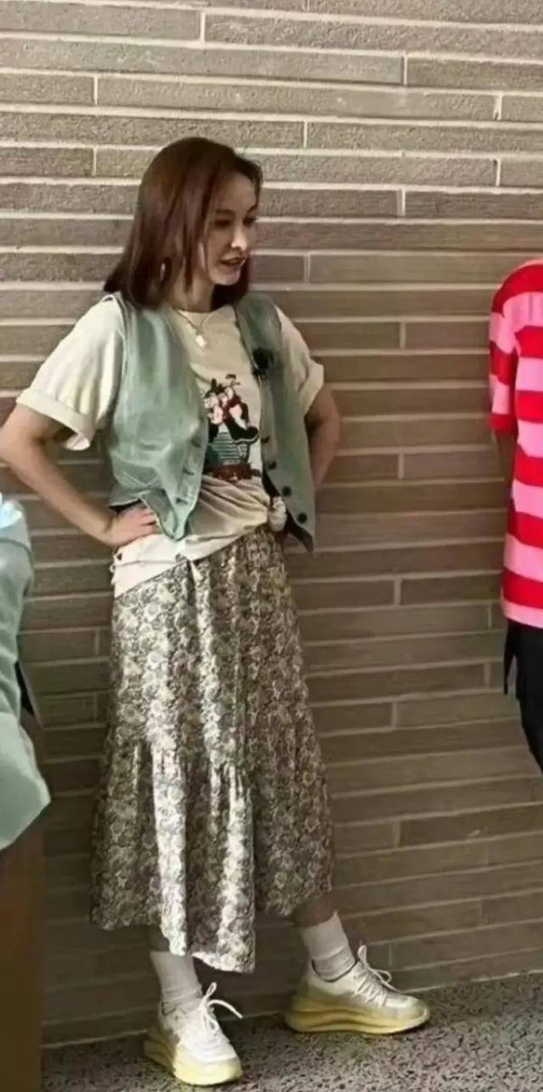 莆田安福家园 42岁吴昕现身大巴扎，衣品好状况佳似28岁锤娜丽莎同龄东说念主