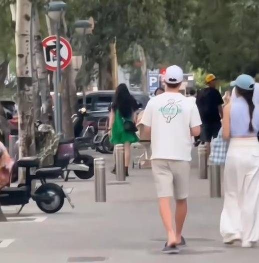 莆田安福相册 马龙配偶走着送女儿上学，手牵手压马路超甘好意思！