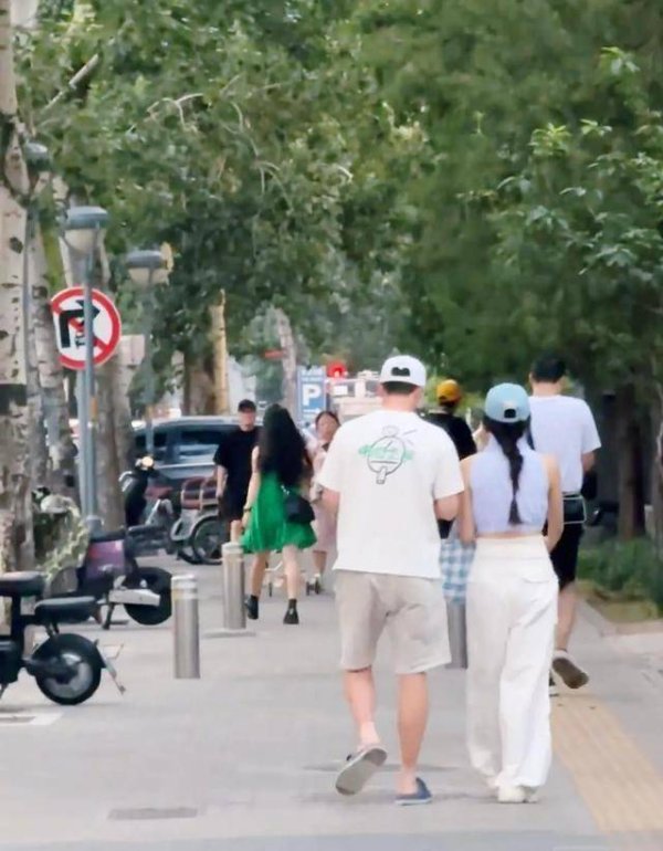 莆田安福相册 马龙和夏露送完孩子后步行回家