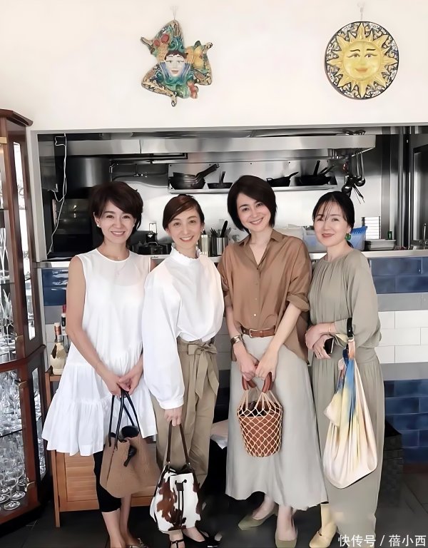 安福相册 看了50、60岁日本主妇穿搭，我悟了：不披丝巾、少戴帽子，更优雅