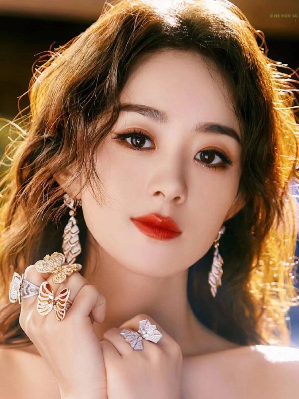 安福相册 赵丽颖：从等闲到不凡，以坚执起劲书写传说