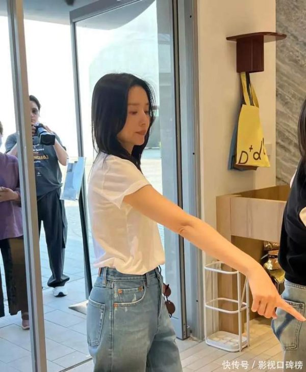 莆田安福家园 董洁在河北开设时装店，与职工交流毫无架子，打扮即兴身段纤瘦