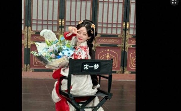 莆田安福家园 李一桐晒新剧花絮，穿红袍心绪壮志！