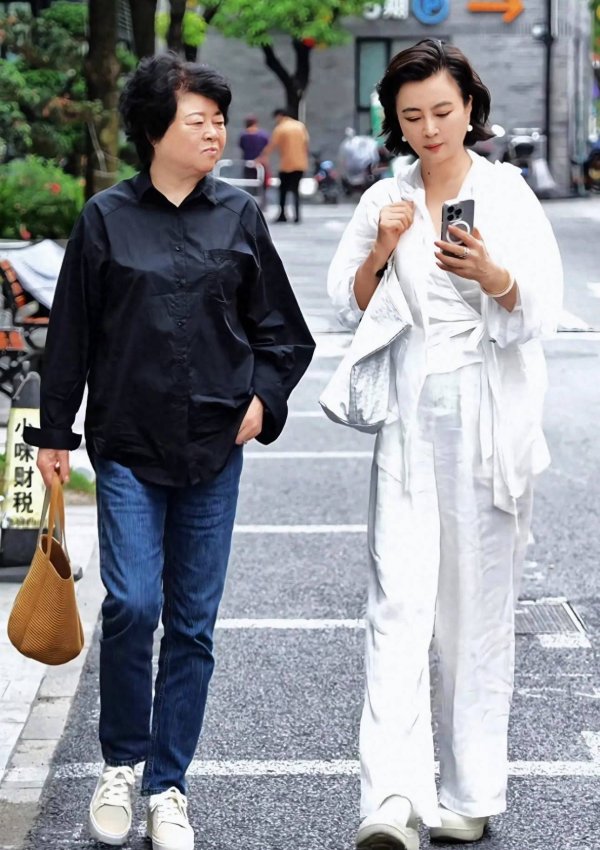 莆田安福家园 李玲玉母女现身街头，62岁女神景色逆天，87岁老妈气质惊艳！