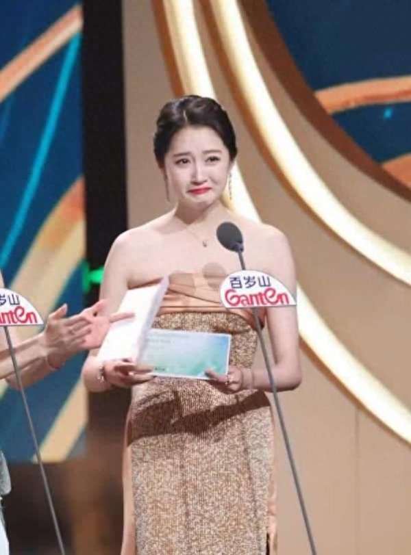 莆田安福相册 蒋欣获奖关晓彤哭了，蒋欣顺遂擦泪喊“儿媳妇你别哭”