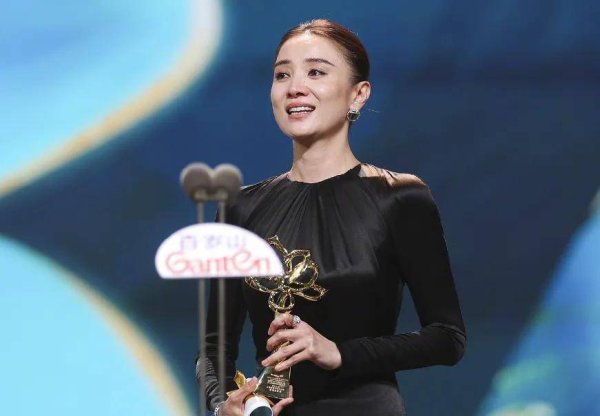 安福相册 白玉兰奖授奖礼名时局！杨紫陪跑笑不出，宋佳关晓彤落泪