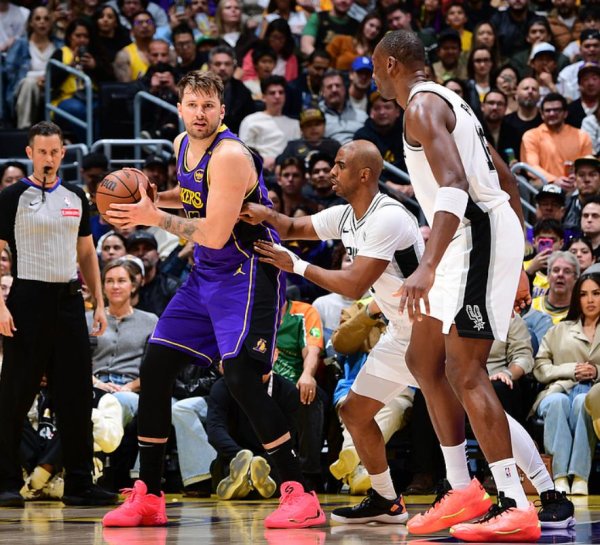 安福相册 拒刷三双提前打卡！东契奇21+14+9引6东说念主上双 湖东说念主连胜稳西部第五