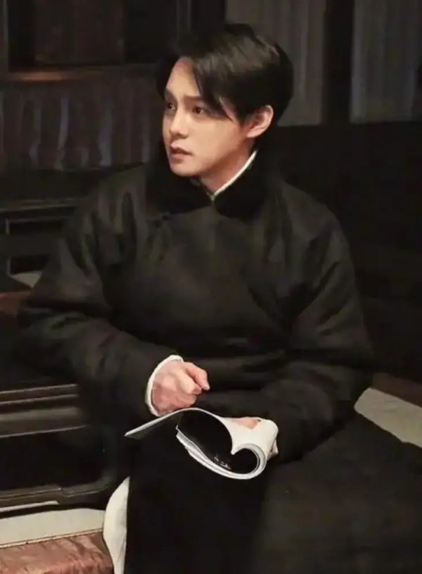 安福相册 尹正称粉丝为影迷引争议，自曝一事无成说念歉获众星力挺