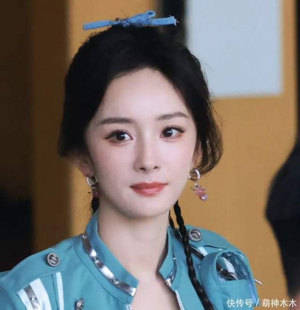 莆田安福相册 38岁杨幂颜值回春，梳高马尾穿白裤子躯壳似仙女，面颊齐饱胀了