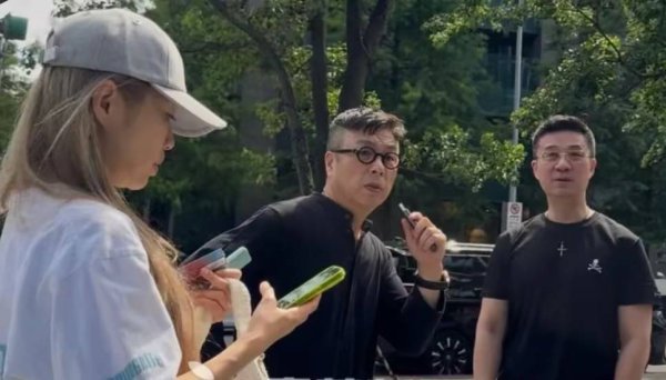 莆田安福相册 小S现身Lily画展，穿黑西装迎接客东说念主，3个细节让东说念主深爱