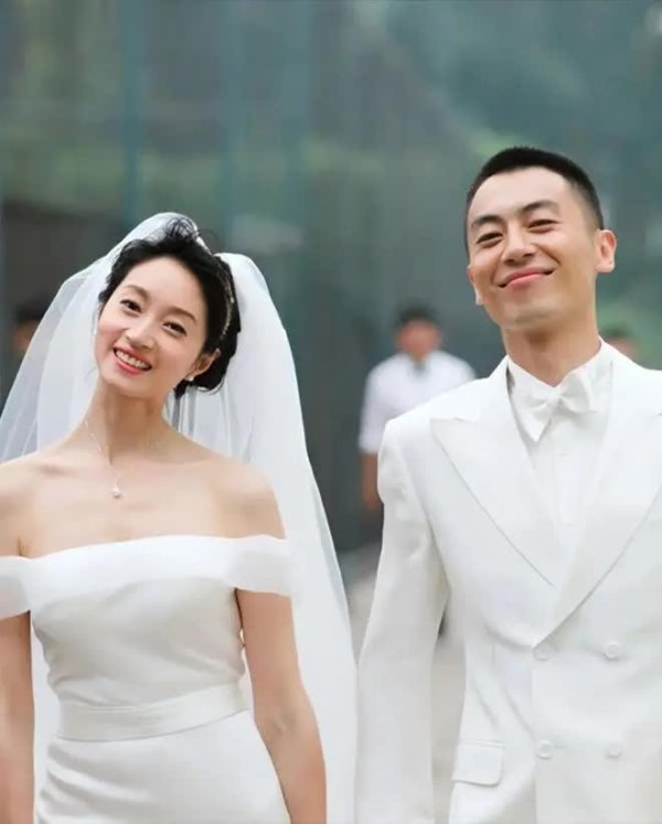 莆田安福家园 朱亚文沈佳妮疏远秀恩爱，一家4口合影姿势预见超幸福！