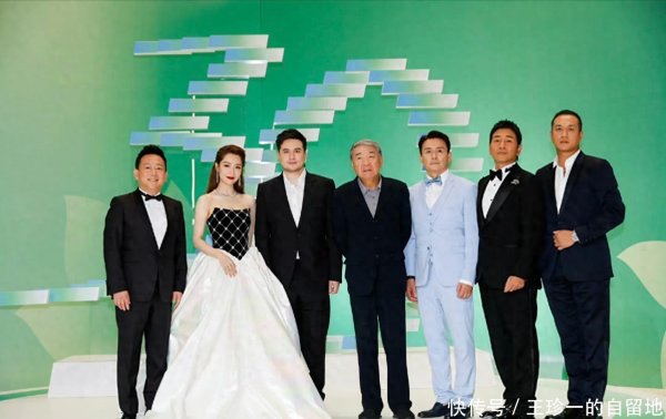 安福相册 《藏海传》剧组聚餐，白冰瘦到两颊凹下，肖战让出C位，郑晓龙头发齐白了