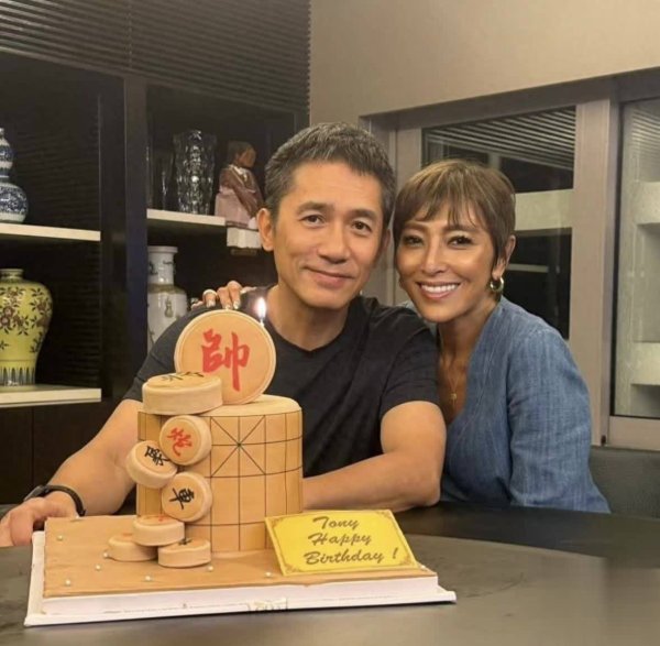 安福相册 梁朝伟在两亿豪宅庆生，头发斑白当然老去，柜子摆满古董花瓶