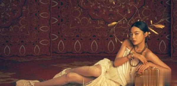 莆田安福相册 辛芷蕾化身外乡女神散步敦煌戈壁，韵味皆备