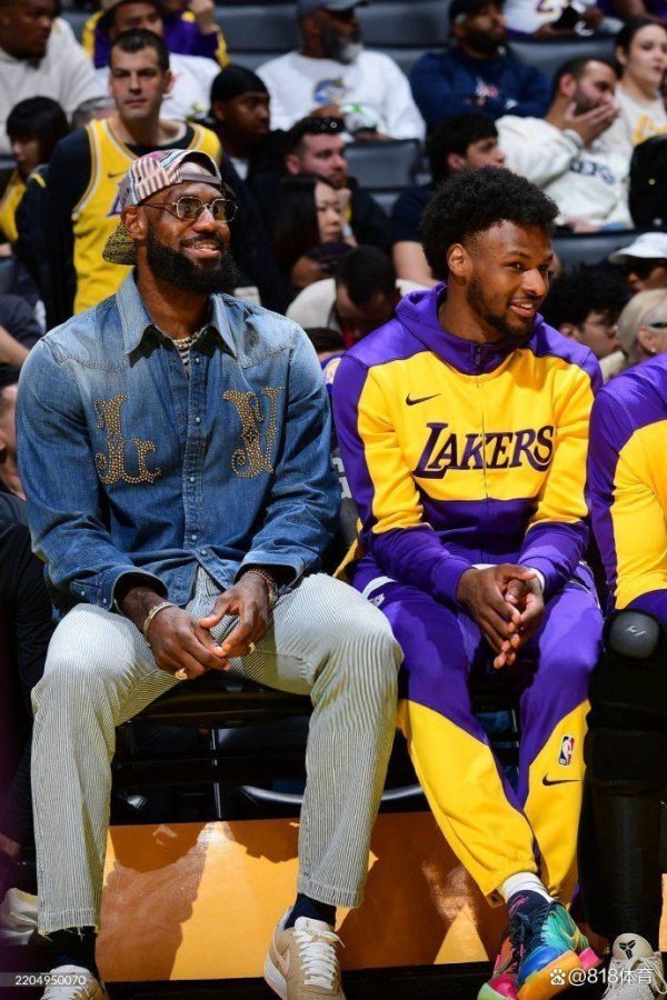 安福相册 搓衣板跪起！泰国好意思女送詹皇一个飞吻，老詹当着布朗尼的面飞吻复兴