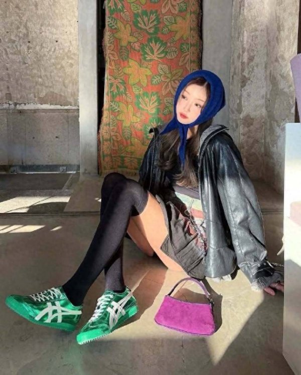 安福相册 抄功课时代!ins博主的红色系显瘦设施，梨形身段穿齐能秒变纸片东说念主