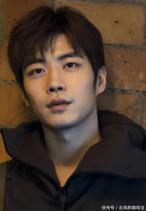 安福相册 苏逸阳一位低调谦善的男演员，体魄号称完满。