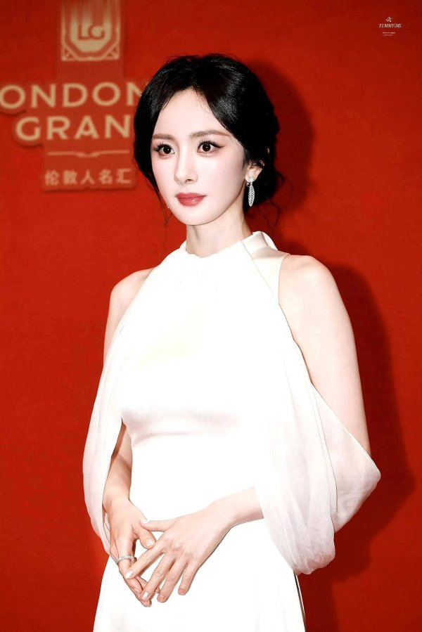 安福相册 杨幂VOGUEfilm路透惊艳，白衣似仙女尽显“妈幂”魔力