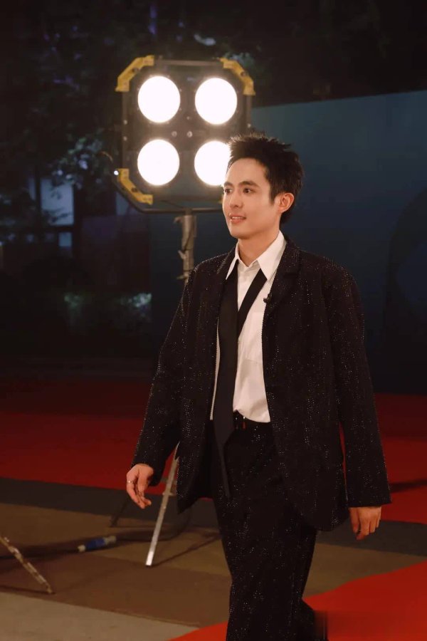 安福相册 演员王星：仁爱是每个东说念主应谨守的底色