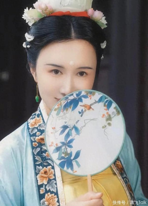 莆田安福家园 张纪中搂43岁太太拍摄，杜星霖不p图脸垮了，本东说念主和精修死别大