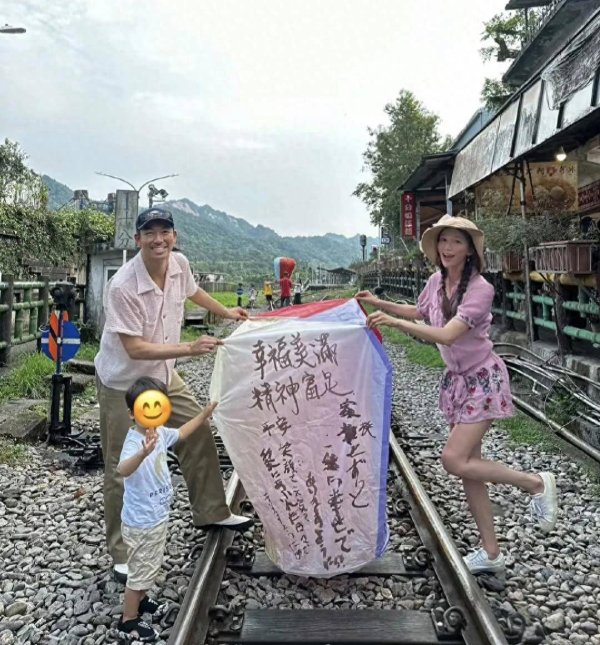 莆田安福相册 林志玲携家东谈主现身各人影城，气象佳不像50岁