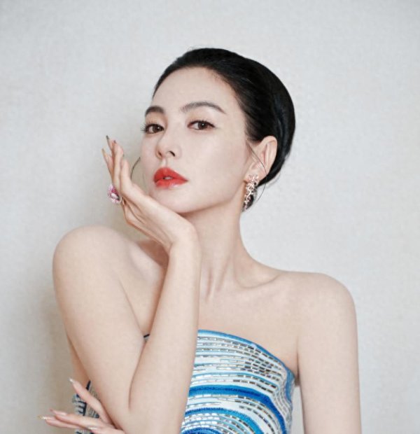 莆田安福家园 明星遇上央视镜头，佟丽娅初老周笔畅脸垮，仅张雨绮撑住了