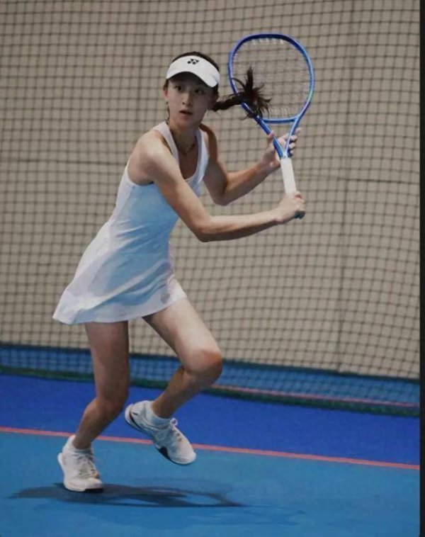 安福相册 叶一茜晒17岁森碟打网球照，活力满满大长腿看重