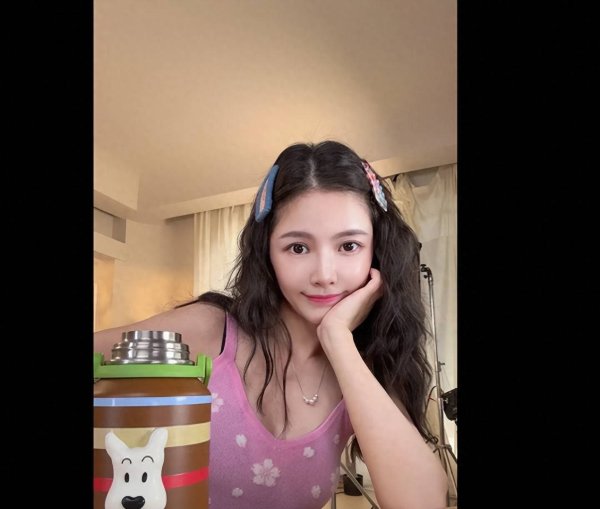 安福相册 王灿穿粉色吊带戴发夹，老公同步出镜超吸睛