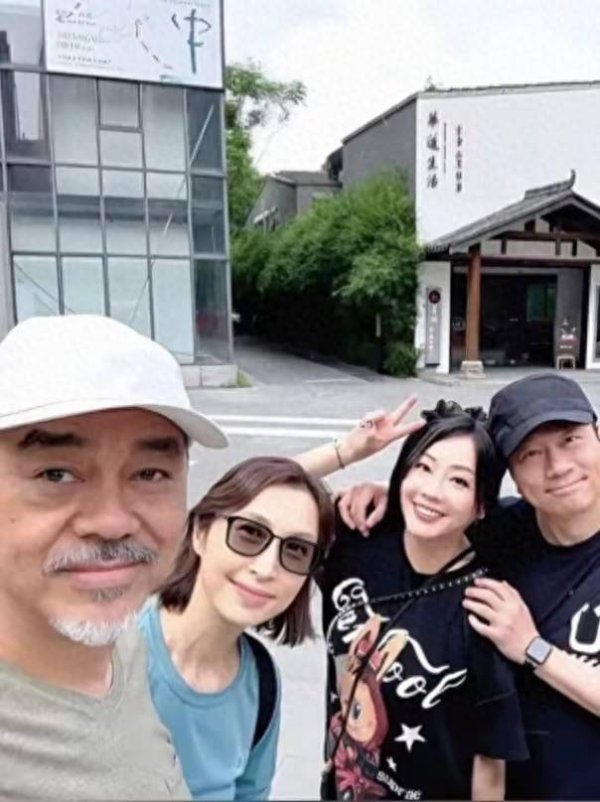 安福相册 61岁刘青云游成都胡子斑白似老翁，58岁郭蔼明不生娃好意思如青娥