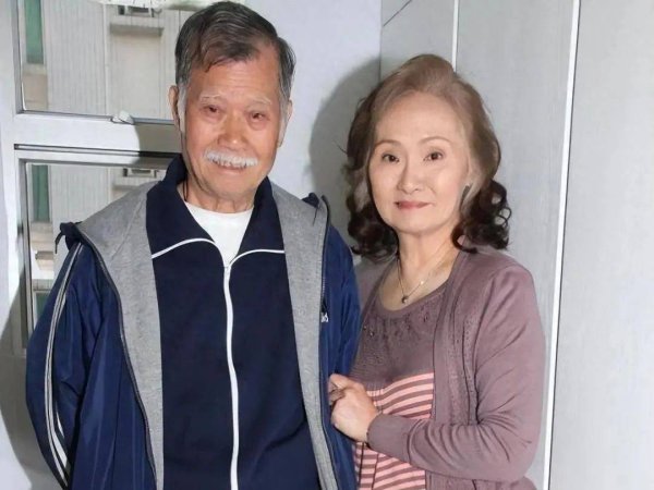 安福相册 雪妮病逝