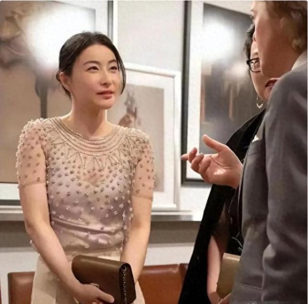 安福相册 霍启仁曼谷大婚，嫂子郭晶晶忙前忙后笑得合不拢嘴！